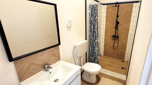 Banheiro privado moderno na pousada Anchor House Albufeira em Portugal com pia, vaso sanitário e chuveiro walk-in