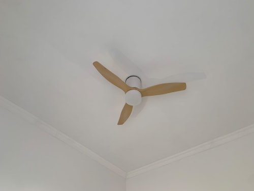 Ventilador de teto de madeira instalado no teto branco de um quarto do albergue Anchor House Albufeira