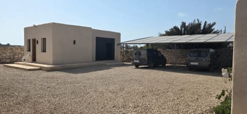 Villa beige contemporaine à Riad Arkaya à Essaouira avec carport et cour en gravier