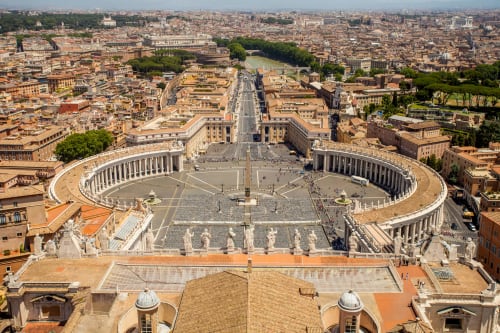 Vista aerea di Piazza San Pietro e Città del Vaticano a Roma, vicino all'hotel di lusso Vatican Nice Holiday Rooms