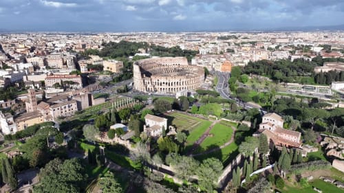 Vista aerea del Colosseo e Foro Romano di Roma con skyline della città, vicino all'hotel di lusso Vatican Nice Holiday Rooms