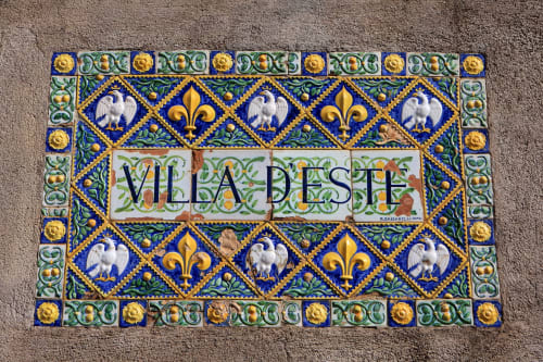 Elegante insegna in ceramica recante 'VILLA DESTE' con motivi di giglio blu presso Vatican Nice Holiday Luxury Rooms a Roma