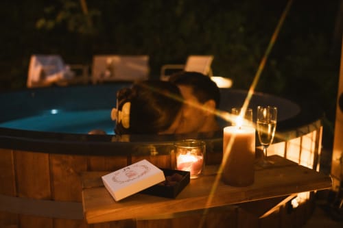 Soirée à la piscine aux chandelles aux Cabanes du Nideck, Oberhaslach, avec verres et ambiance lumineuse