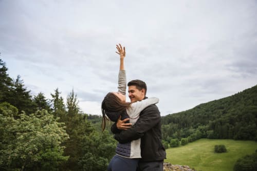 Couple enlacé sur un belvédère des Cabanes du Nideck, Oberhaslach, entouré de vallées forestières