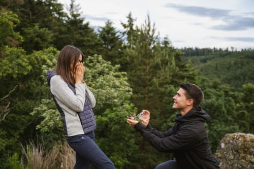 Homme en demande en mariage à une femme en forêt aux Cabanes du Nideck, Oberhaslach