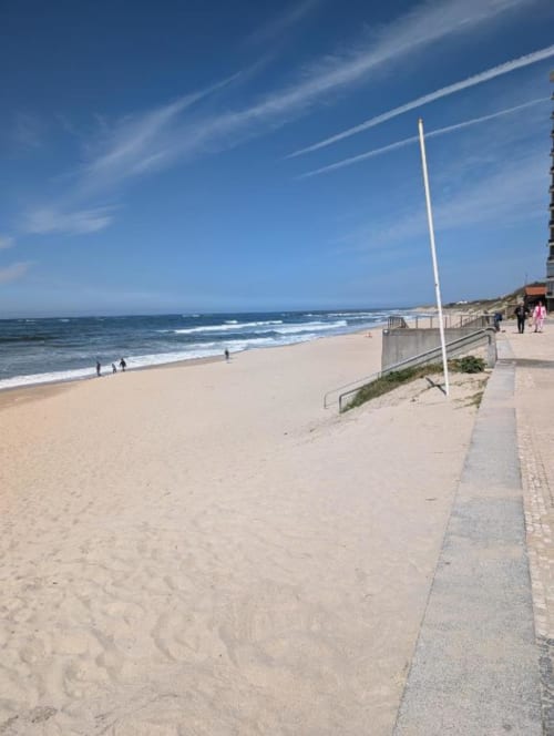 Praia arenosa com ondas tranquilas em Villas Eden em Fão, Portugal, com passeio à beira-mar e vistas costeiras