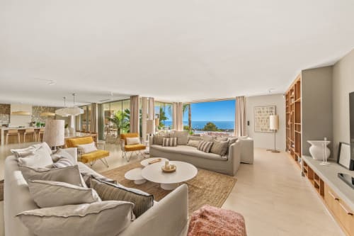 Spacieux salon ouvert avec vue mer à la villa Luna, mobilier contemporain et ambiance côtière