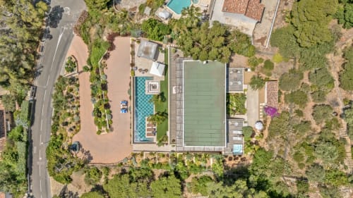 Vue aérienne de villa Luna à Bandol avec piscine et jardins luxuriants