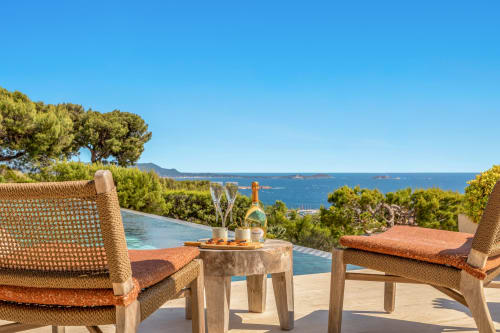 Terrasse de luxe au bord de la piscine de Jc Conciergerie avec vue sur mer, transats et champagne à Bandol