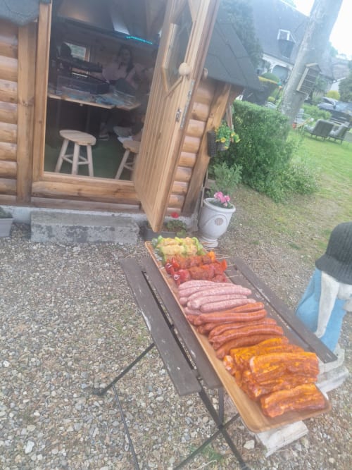 Plateau BBQ avec viandes grillées et légumes à La Cour d'Hortense à Sailly-Flibeaucourt, France