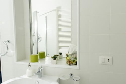 Baño moderno en la Camera Verde del B&B del Podestà, Fabriano con lavabo blanco y espejo