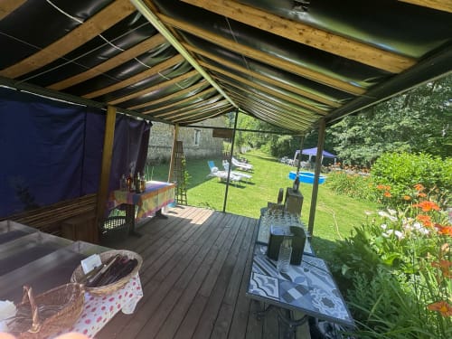 Terrasse couverte du Clos du Buisson avec poutres, jardins et vue piscine à Saint-Aubin-sur-Gaillon