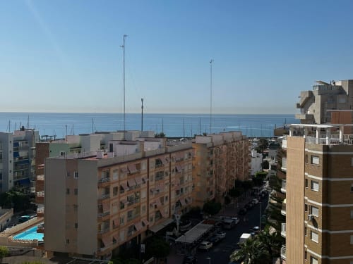 Complejo residencial frente al mar en Farnals con vistas al mar, edificios residenciales y costa mediterránea