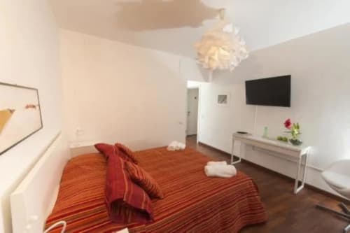Camera Rossa del B&B del Podestà a Fabriano con letto rosso, TV e arredi moderni
