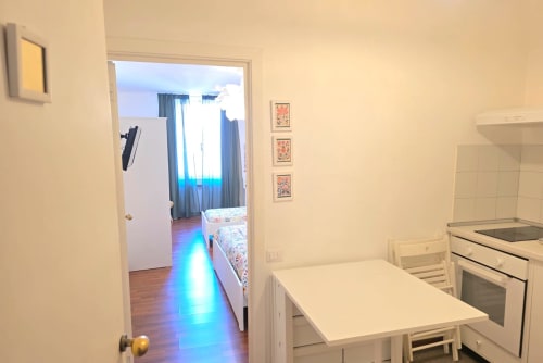 Camera Oro presso B&B del Podestà a Fabriano: cucina moderna, camera con vista sulla città e illuminazione ambientale blu