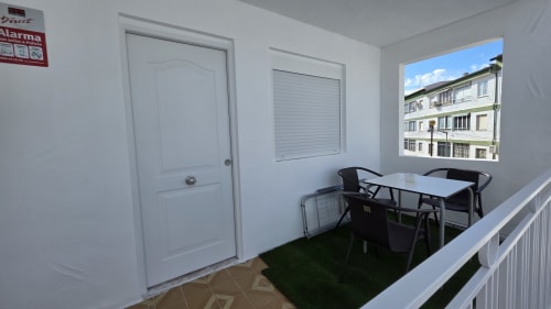 Terraza frente al mar del hotel Monica Socarici en Oropesa con mesa de comedor al aire libre, puerta blanca y vistas al mar