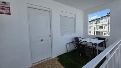 Terraza de bungaló frente al mar con mesa, sillas y vista a los apartamentos Oropesa del hotel Monica Socarici