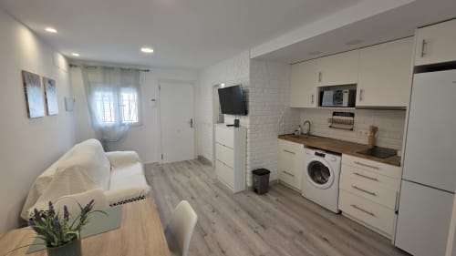 Estudio moderno en Benicàssim con cocineta, lavadora, TV y cómoda área de descanso