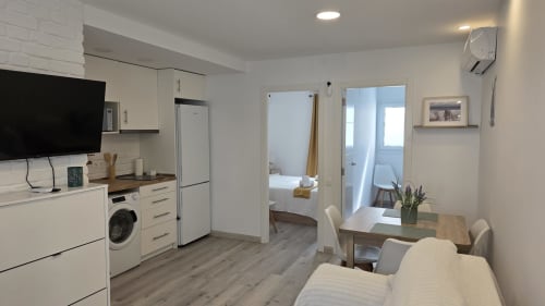 Apartamento moderno en Benicàssim con cocina abierta, zona de estar, dormitorio y baño - MONICA SOCARICI