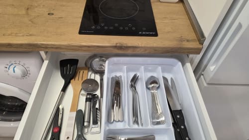 Cajón de cocina organizado con utensilios, organizador de cubertería y herramientas de cocina en la cabaña de Monica Socarici