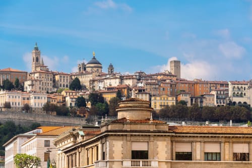 Lo skyline del centro storico di Bergamo arroccato sulla collina con architettura storica e tetti in terracotta, Italia