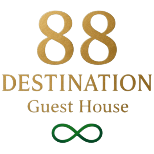 Logo della Guest House 88 Destination con numeri dorati e simbolo dell'infinito verde, Treviglio Italia