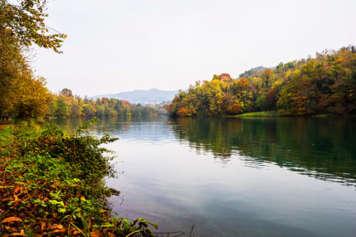 Vista serena del fiume autunnale con fogliame dorato vicino all'88 Destination B&B di Treviglio, Italia