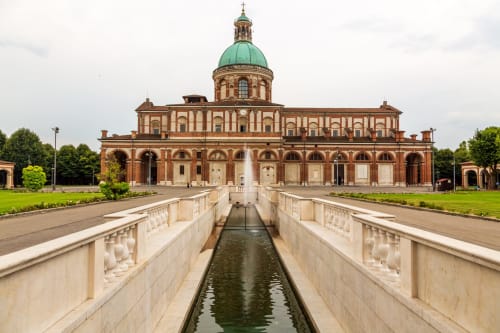 Cattedrale neoclassica con cupola verde a Treviglio, Italia, con canale d'acqua simmetrico e giardini curati