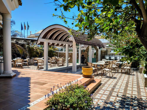 Terraza del Hotel Boutique Zahara con pérgola arqueada, zonas de comedor y vistas al mar en Zahara de los Atunes
