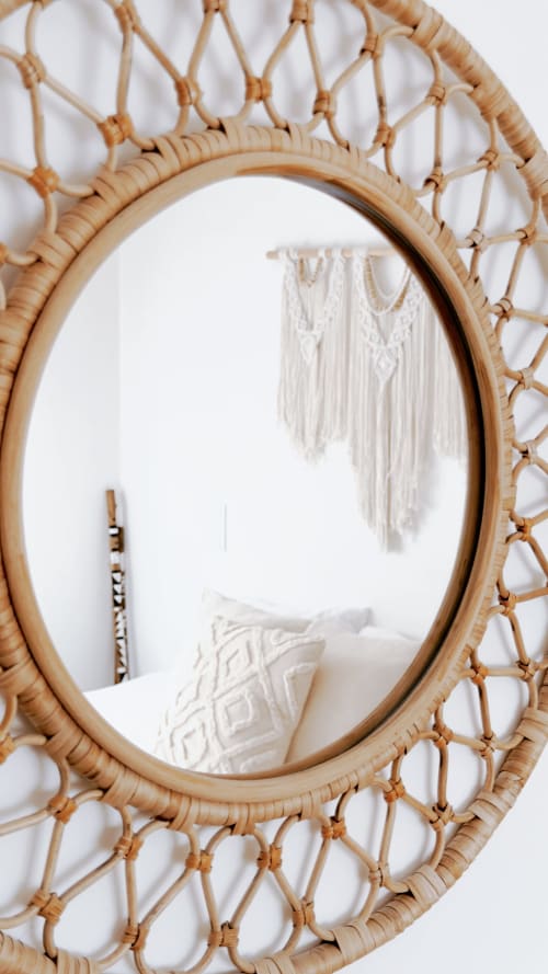 Espelho decorativo em rattan tecido com pendurador macramé e almofada estampada na Suite Land da Vila Vale Guest House