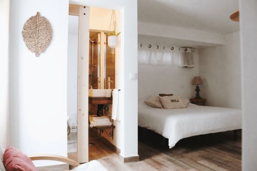 Quarto Sunset Suite da Vila Vale Guest House com cama em nicho, arte têxtil nas paredes e casa de banho privativa em Charneca da Caparica