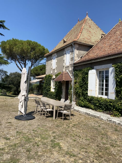 Charmante maison en pierre au Domaine les Olivoux avec murs couverts de lierre, volets blancs et terrasse à Pomport