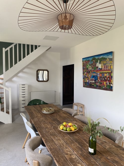 Salle à manger cottage moderne du Domaine les Olivoux avec table en bois, luminaire contemporain et œuvres d'art colorées