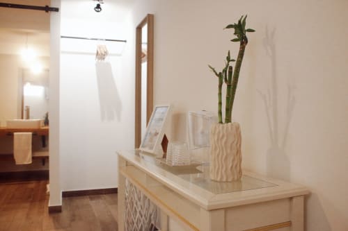 Pia de banheiro moderna na Suíte Sunrise de Vila Vale Guest House com planta de bambu e espelho