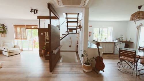 Suíte Sunrise na Vila Vale Guest House com estar em plano aberto, loft de madeira, cozinha e comodidades modernas em Charneca