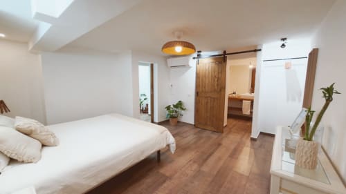 Suite Sunrise da Vila Vale Guest House - quarto espaçoso com cama branca, assoalho em madeira, casa de banho privativa e design moderno