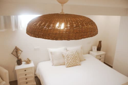 Quarto moderno da Vila Vale Guest House com luminária de fibra trançada, roupa de cama branca e decoração neutra na Suíte Sunrise, Charneca