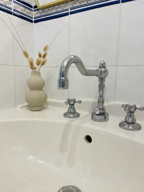 Élégant lavabo de salle de bain avec robinetterie chromée et vase décoratif à l'hôtel boutique Maison Nolette, Noyelles sur Mer