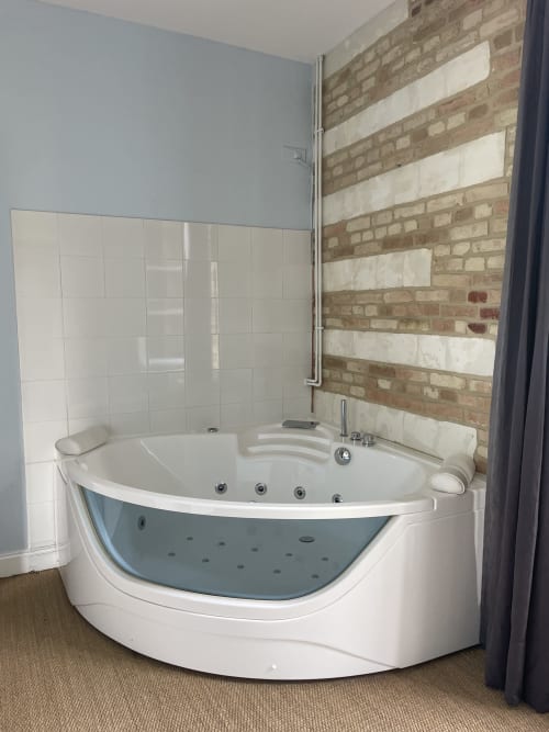 Baignoire jacuzzi d'angle luxueuse avec jets dans la Suite Maison Nolette, Noyelles-sur-Mer
