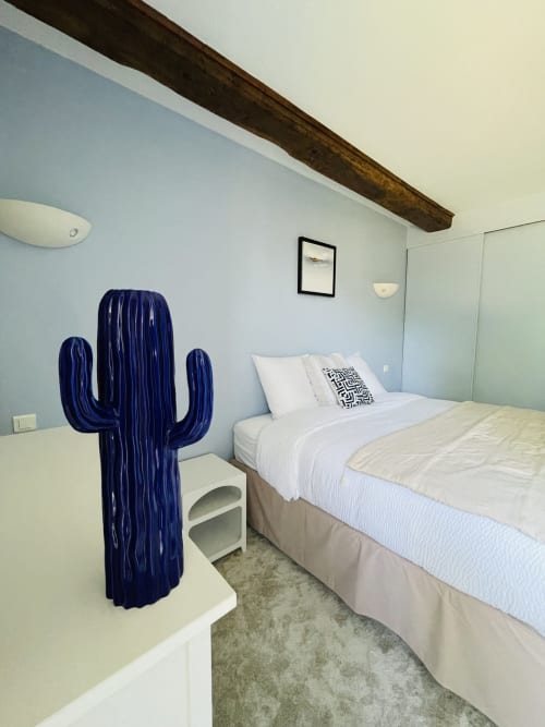 Chambre moderne à la Maison Nolette B&B à Noyelles sur mer avec décoration cactus bleu, poutre apparente et vue jardin