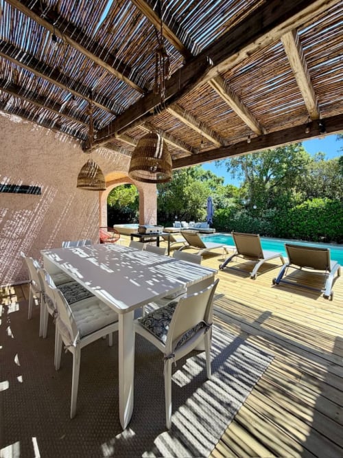 Terrasse ombragée avec table de salle à manger donnant sur la piscine de la villa Casa A Stonda, Porto-Vecchio