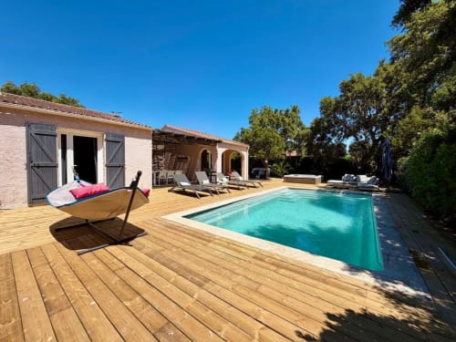 Villa Casa A Stonda à Les Villes d'A Storia, Porto-Vecchio : piscine turquoise, terrasse en bois et détente