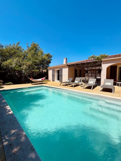 Piscine turquoise avec transats à la villa Casa A Stonda, Les Villas d'A Storia, Porto-Vecchio