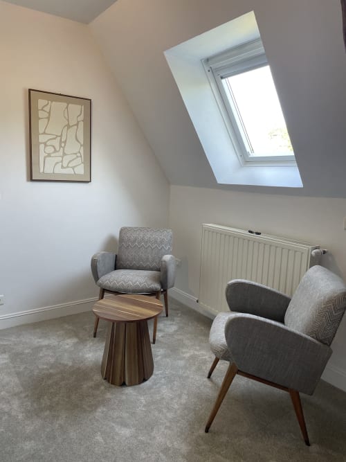 Chambre 3 de la Maison Nolette B&B à Noyelles sur Mer avec fauteuils vintage, fenêtre zénithale et équipements modernes