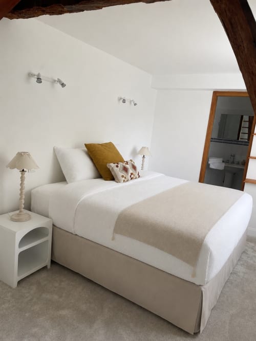 Chambre lumineuse à la Maison Nolette B&B à Noyelles sur Mer avec literie blanche, coussin doré et accès à la vue sur jardin
