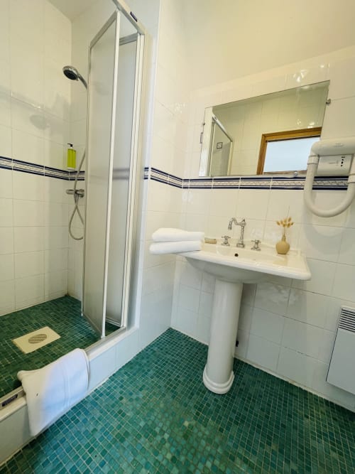 Salle de bain moderne à la Maison Nolette B&B à Noyelles sur Mer avec douche à l'italienne, lavabo sur piédestal et carrelage vert