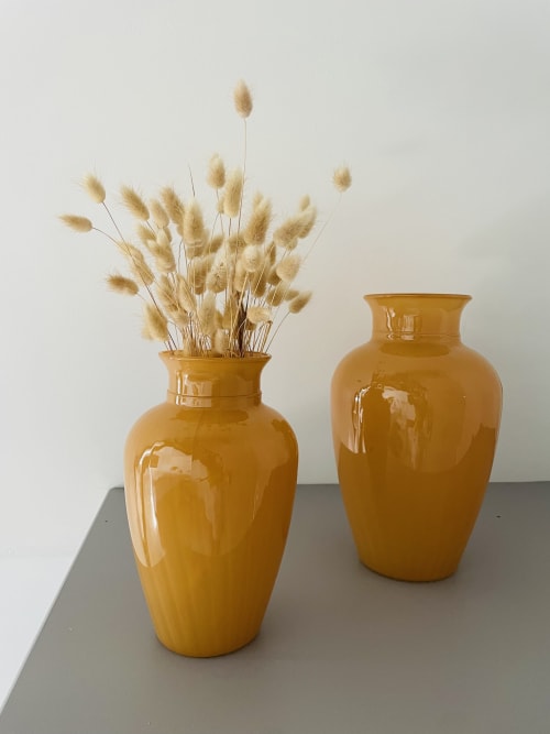 Deux vases en céramique dorée avec herbes de la Pampa séchées sur surface grise à la Maison Nolette B&B à Noyelles sur Mer