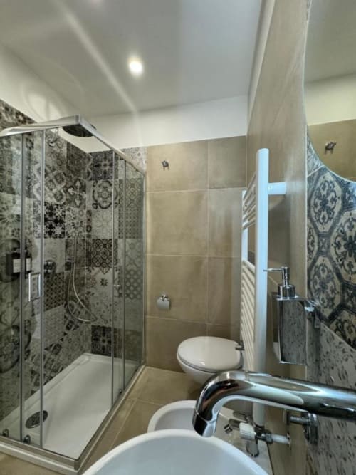 Bagno moderno in appartamento Maison ì Room, Reggio di Calabria, con box doccia in vetro, wc, lavandino