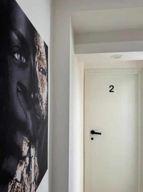Corridoio dell'appartamento Maison ì Room con opera d'arte contemporanea e porta numero 2 a Reggio di Calabria