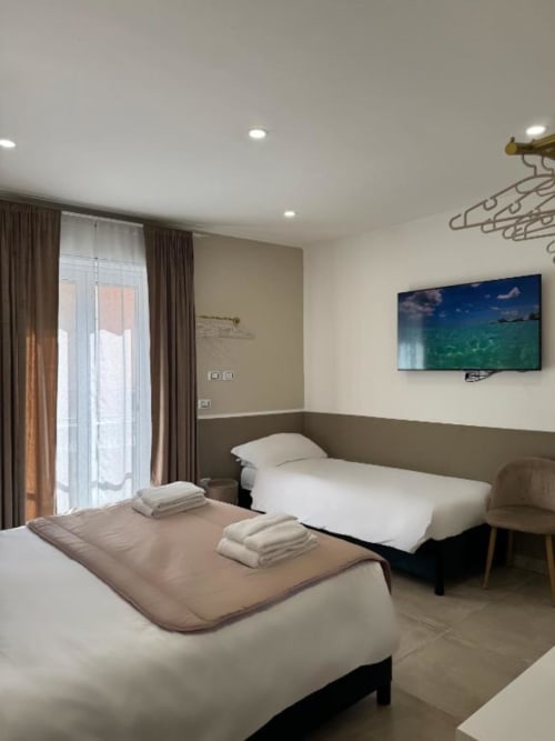 Moderno appartamento bilocale a Maison ì Room a Reggio di Calabria con letti gemelli, TV, accesso al balcone e arredamento contemporaneo